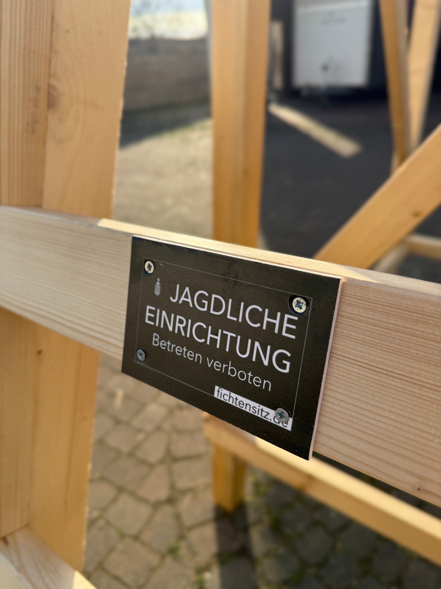 Schild "Jagdliche Einrichtung - Betreten verboten"