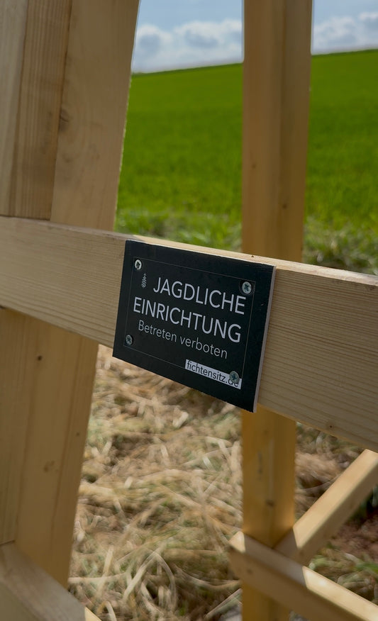 Schild "Jagdliche Einrichtung - Betreten verboten"